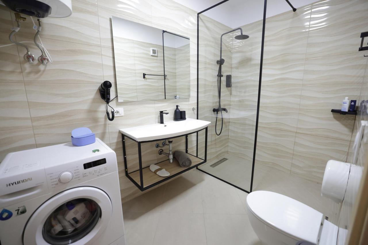 Apollo Apartment By Holistay Tirana Esterno foto